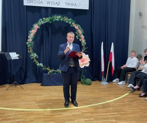 Burmistrz Na obchodach zakończenia roku szkolnego