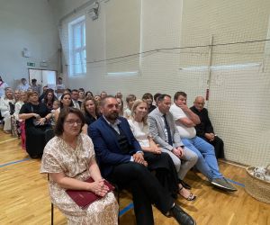 Burmistrz Na obchodach zakończenia roku szkolnego