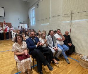 Burmistrz Na obchodach zakończenia roku szkolnego
