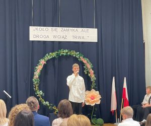 Burmistrz Na obchodach zakończenia roku szkolnego