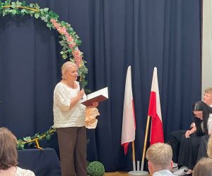 Burmistrz Na obchodach zakończenia roku szkolnego