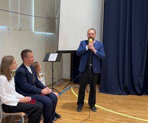 Burmistrz Na obchodach zakończenia roku szkolnego