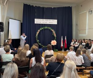 Burmistrz Na obchodach zakończenia roku szkolnego
