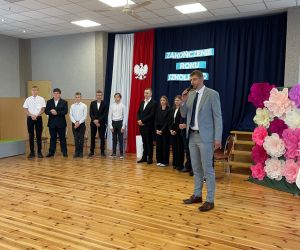 Burmistrz Na obchodach zakończenia roku szkolnego