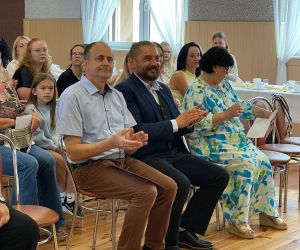 Burmistrz Na obchodach zakończenia roku szkolnego