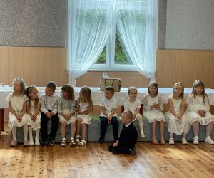 Burmistrz Na obchodach zakończenia roku szkolnego