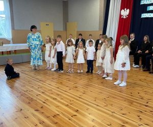 Burmistrz Na obchodach zakończenia roku szkolnego