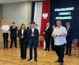 Burmistrz Na obchodach zakończenia roku szkolnego