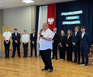 Burmistrz Na obchodach zakończenia roku szkolnego