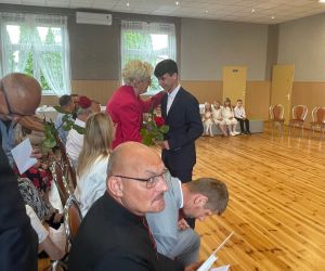 Burmistrz Na obchodach zakończenia roku szkolnego