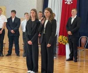 Burmistrz Na obchodach zakończenia roku szkolnego