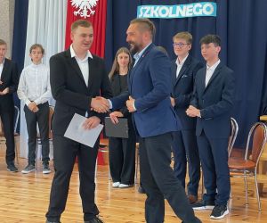 Burmistrz Na obchodach zakończenia roku szkolnego