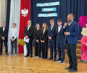 Burmistrz Na obchodach zakończenia roku szkolnego