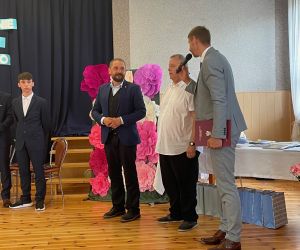 Burmistrz Na obchodach zakończenia roku szkolnego
