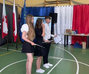 Burmistrz Na obchodach zakończenia roku szkolnego