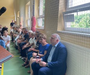 Burmistrz Na obchodach zakończenia roku szkolnego