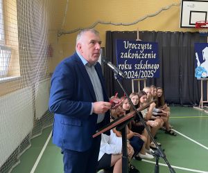 Burmistrz Na obchodach zakończenia roku szkolnego