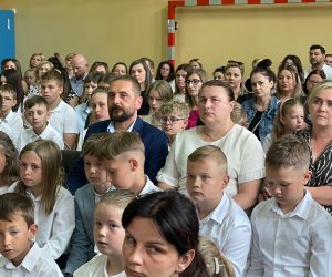Burmistrz Na obchodach zakończenia roku szkolnego