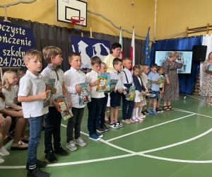 Burmistrz Na obchodach zakończenia roku szkolnego