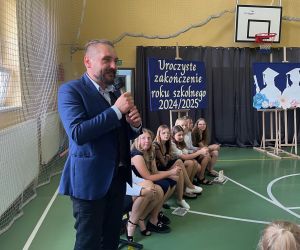 Burmistrz Na obchodach zakończenia roku szkolnego