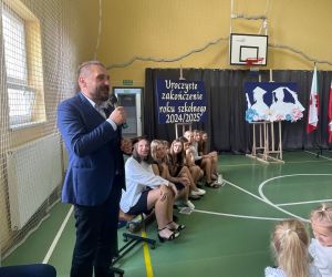 Burmistrz Na obchodach zakończenia roku szkolnego