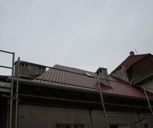 Remontowany dach budynku byłego dworca PKP