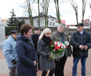 Złożenie kwiatów w miejscach pamięci