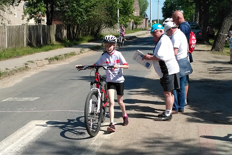 Wyścig kolarski z udziałem UKS "Czempion"