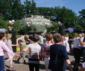 Piknik w ogrodzie różanym