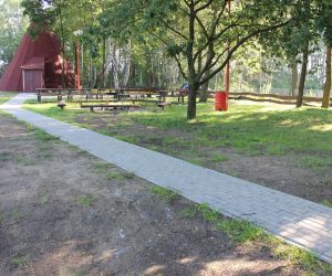 Chodnik przy Wigwamie w Garkach