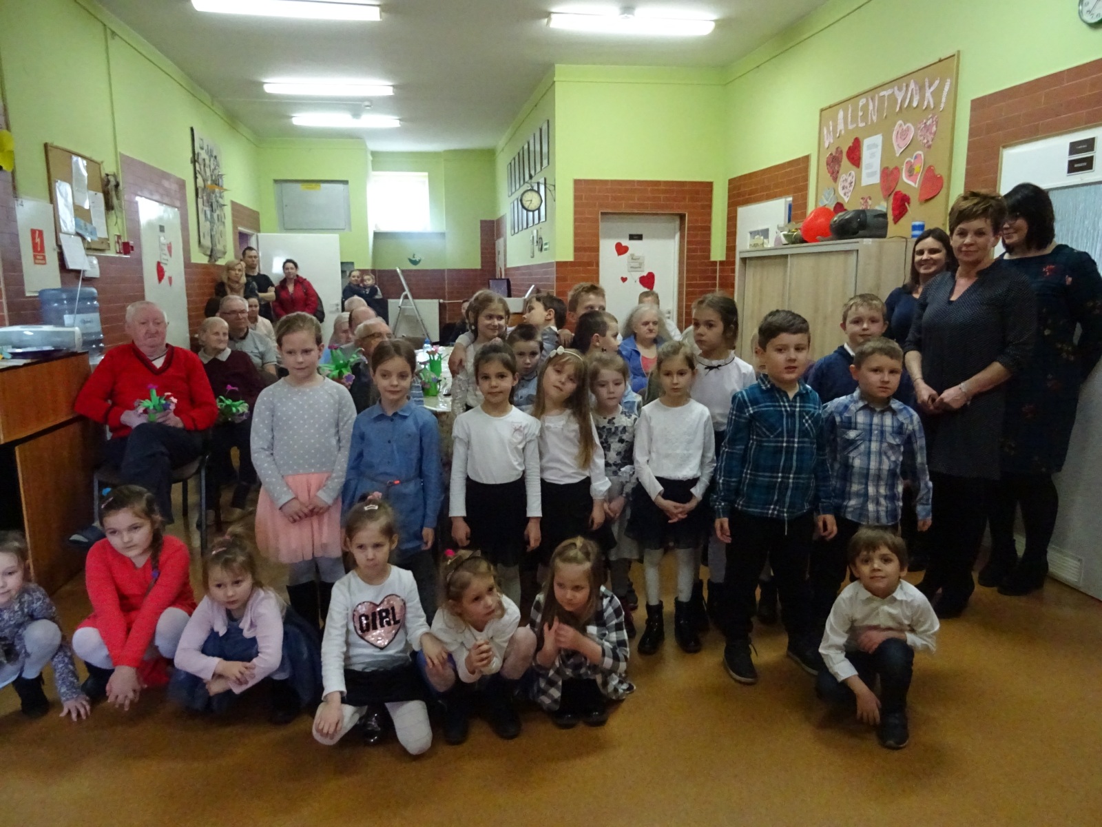 Dzieci z Gliśnicy z niespodzianką dla Uczestników Centrum "Wiara - Nadzieja - Miłość"