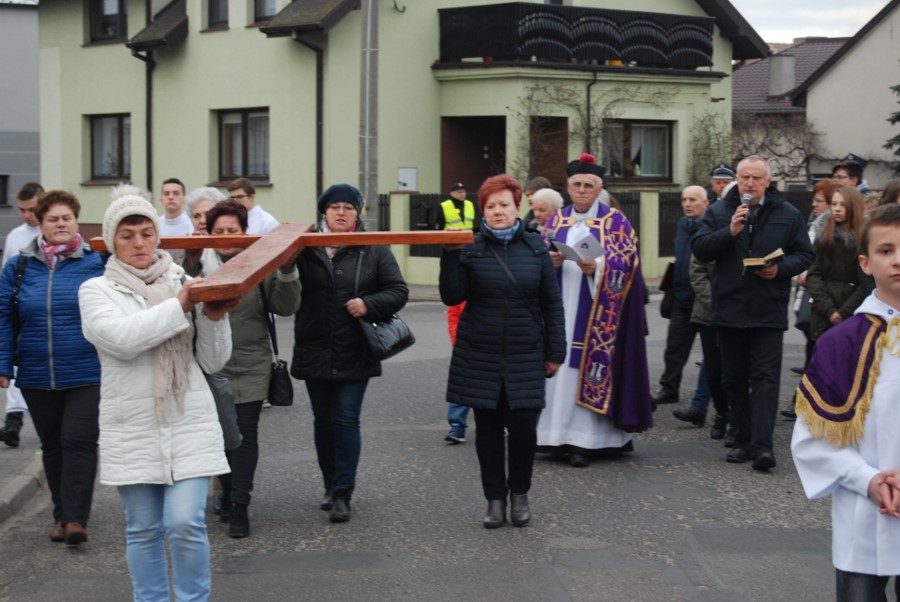 Dźwigali krzyż ulicami miasta