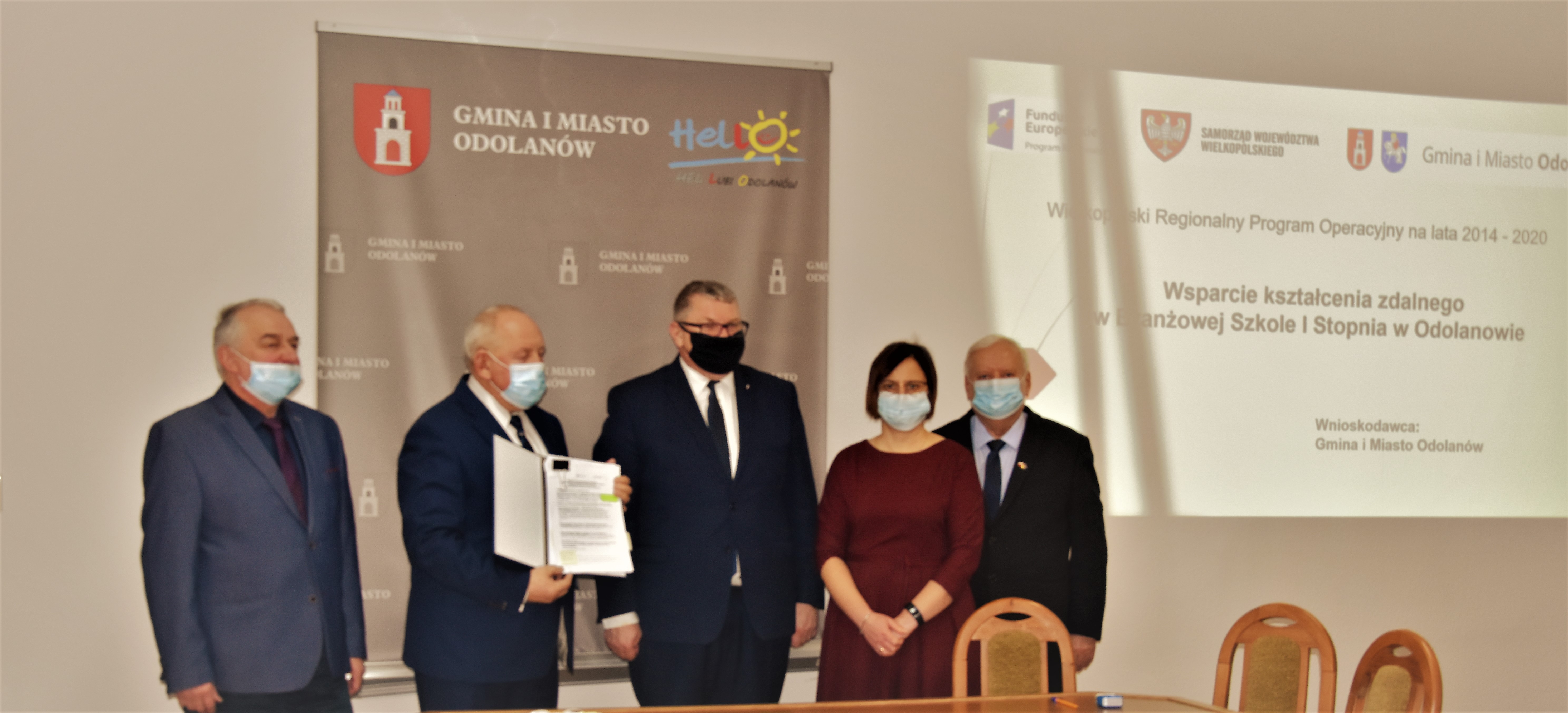 Podpisanie umowy na wyposażenie Szkoły Branżowej I Stopnia w Odolanowie w sprzęt niezbędny do nauki zdalnej!