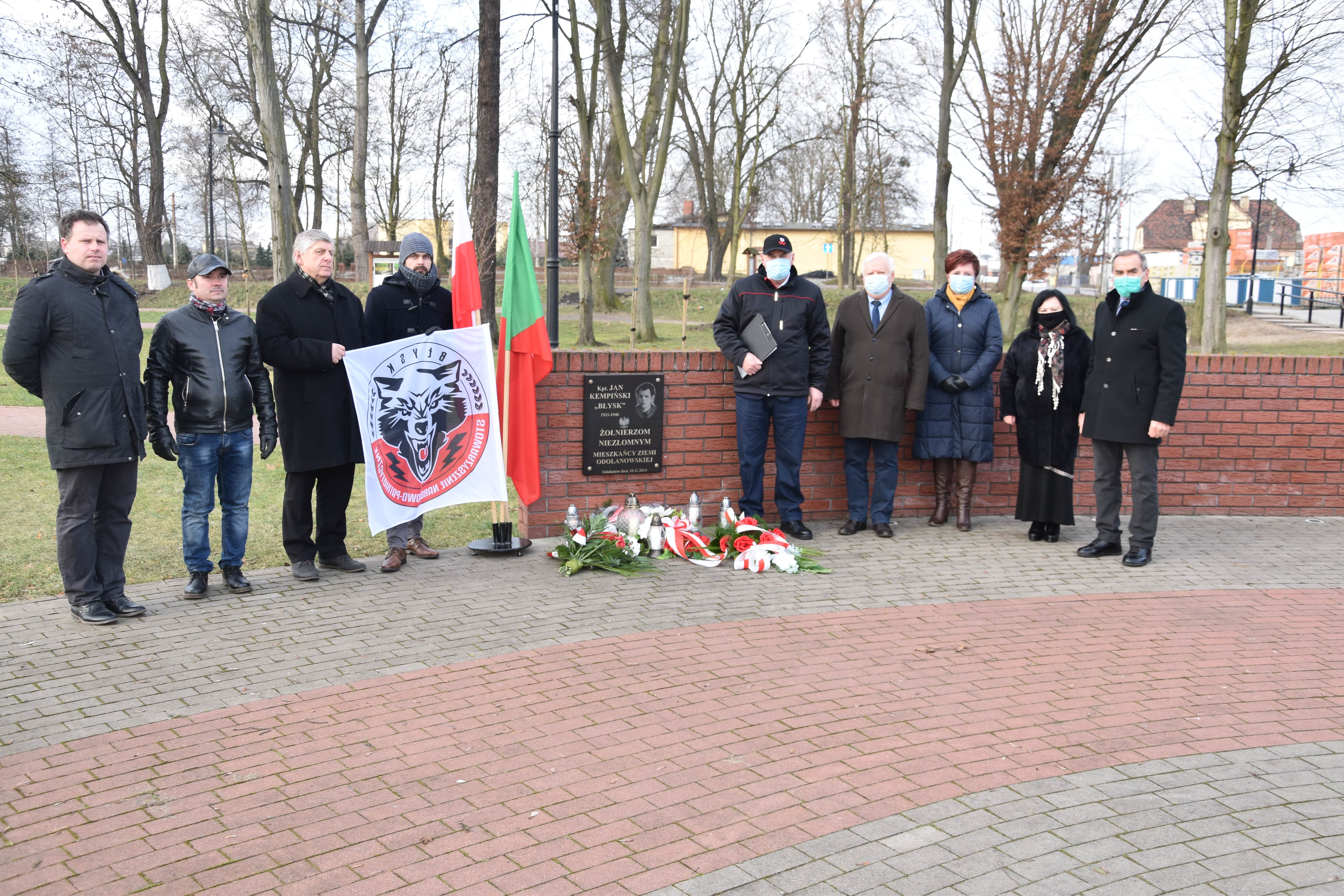 Uroczystość przy tablicy upamiętniającej Jana Kempińskiego "Błyska"