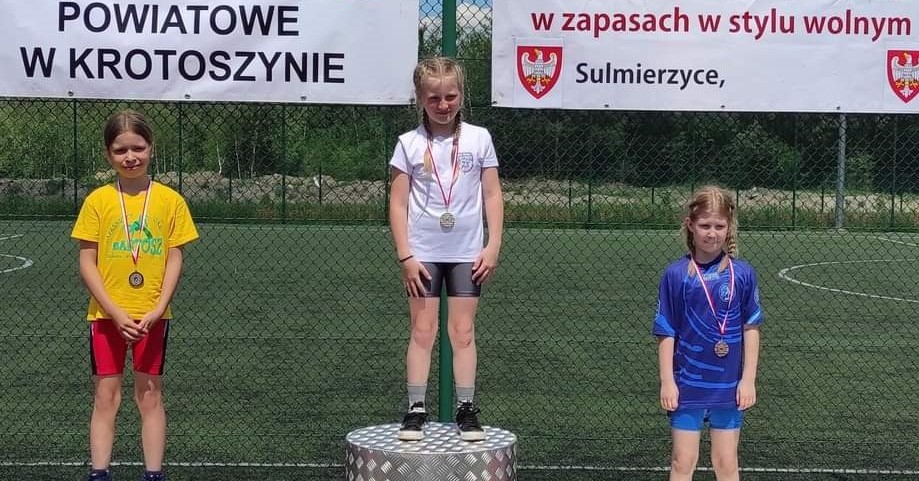 Zawodnicy ZUKS Bartosz z workiem medali w zapasach
