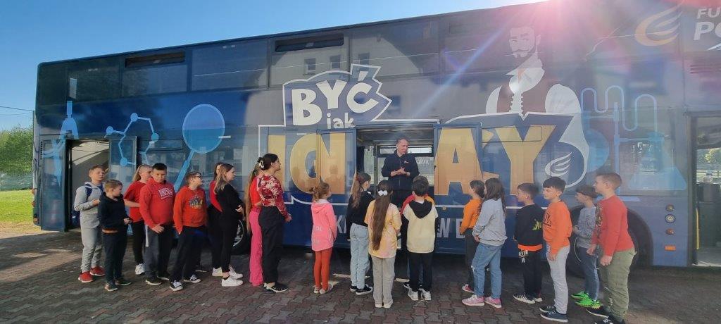 Naukobus fundacji PGNiG odwiedził szkołę podstawową w Garkach