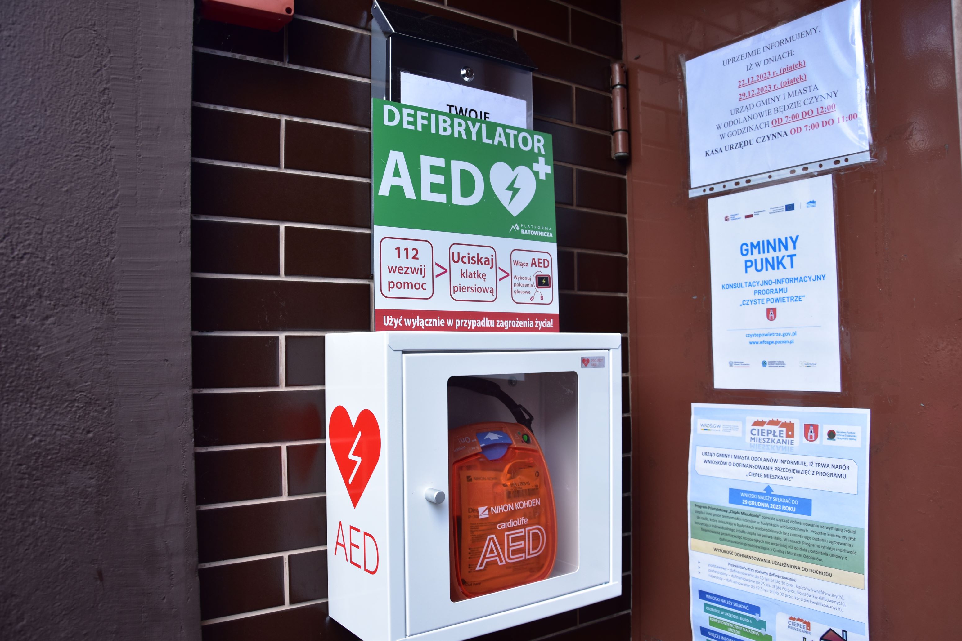 Nowy defiblyrator AED dostępny dla mieszkańców przy wejściu do Urzędu