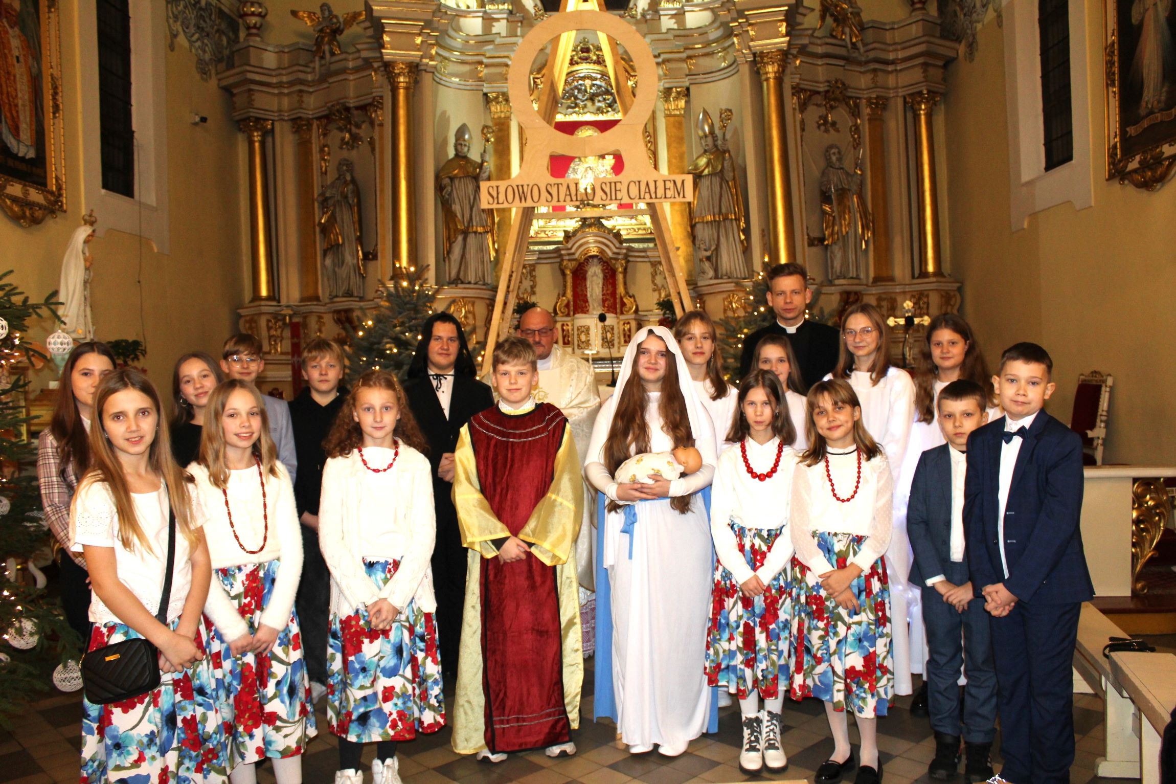 Jasełka w czasie Pasterki w wykonaniu uczniów z Tarchał Wielkich