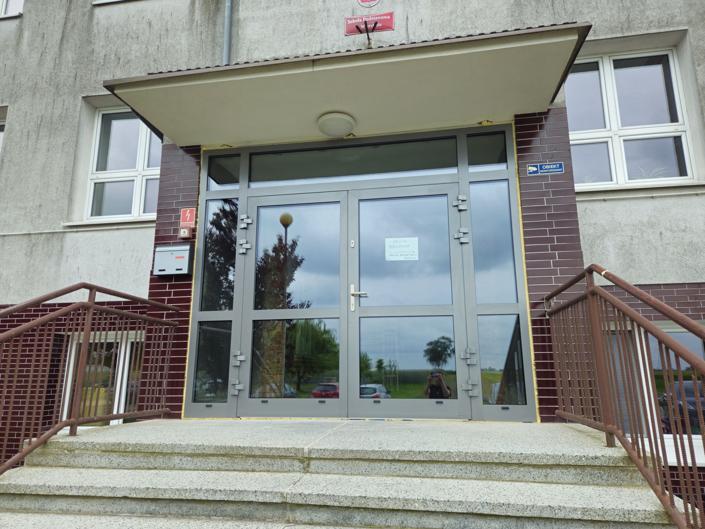 Nowe drzwi – modernizacja w Szkole Podstawowej w Wierzbnie