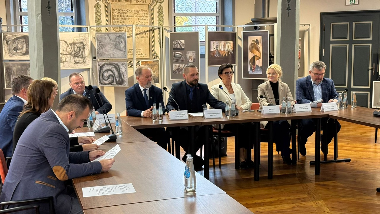 Konferencja prasowa dotycząca powstania klastra energetycznego Gmin Odolanów, Przygodzice i Sulmierzyce