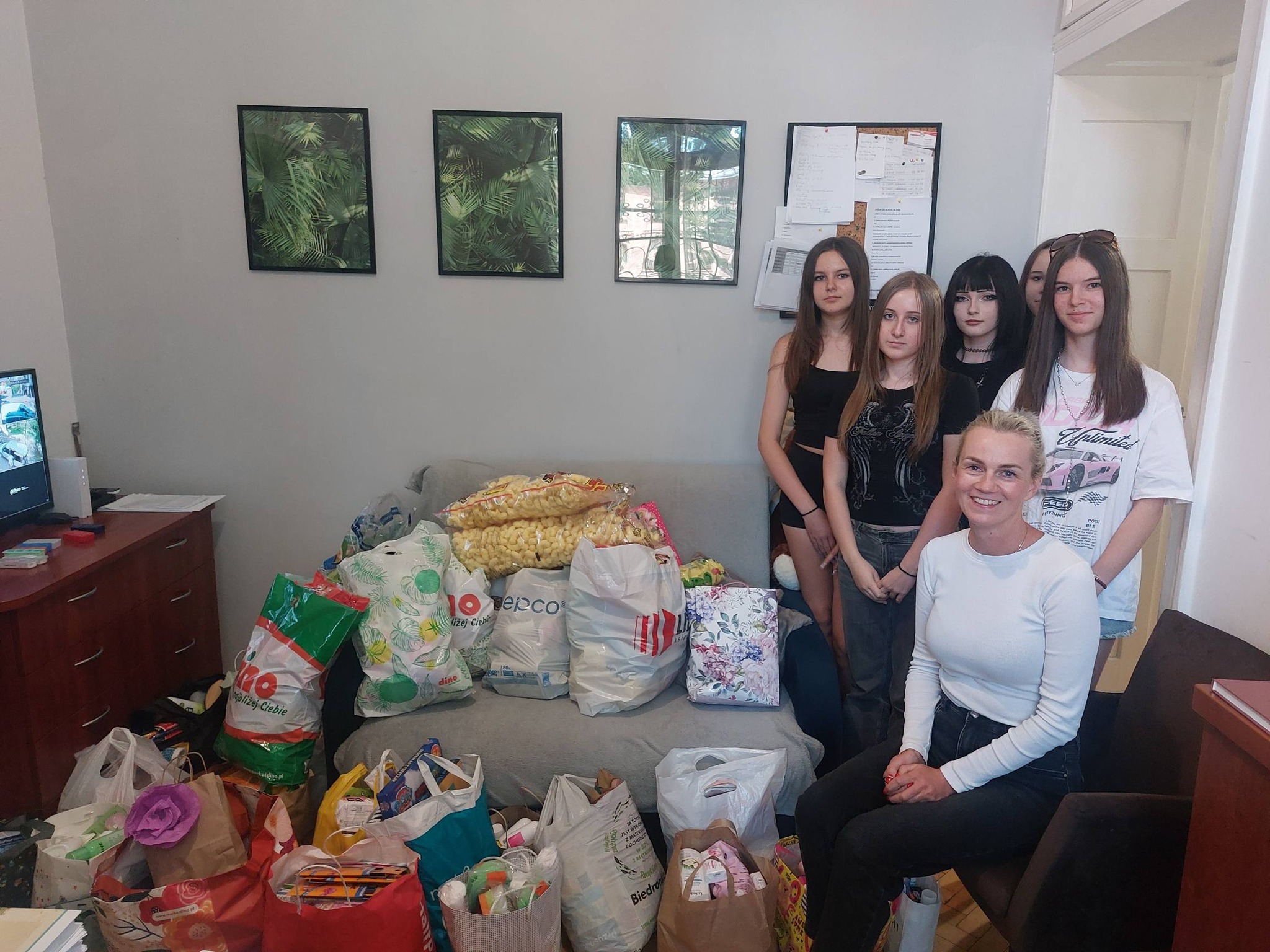 Dzień Matki pełen dobra – wolontariusze z Tarchał Wielkich wsparli mieszkanki schroniska Caritas w Ostrowie Wielkopolskim